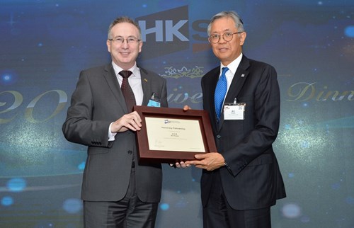 Dr Bill Kwok accepted the HKSI Institute’s Honorary Fellowship from Mr John Maguire.